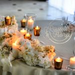 dekoracja stołu młodej pary: kwiaty i świece