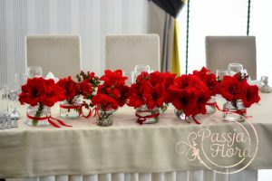 dekoracja stołu młodej pary z czerwonych kwiatów