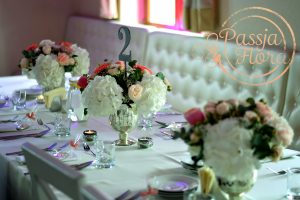dekoracje kwiatowe stołów gości