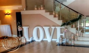 Lampiony i napis LOVE