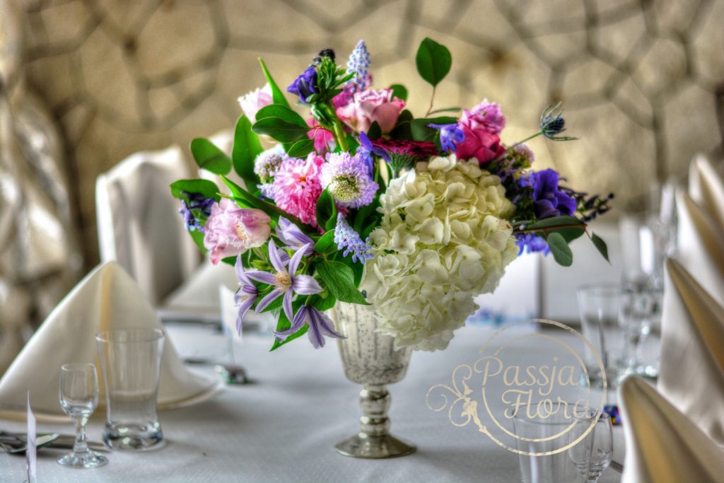 kompozycja kwiatowa na stół gości