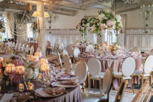 Różowo-złota dekoracja sali weselnej