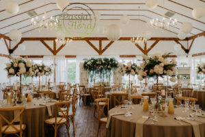 Biało-zielona dekoracja sali weselnej