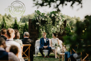 Biało-zielona aranżacja ślubu w ogrodzie