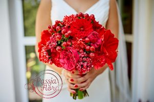 Bukiet ślubny z czerwonych kwiatów