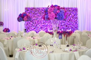 fioletowa dekoracja sali weselnej