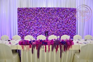 fioletowa dekoracja sali weselnej