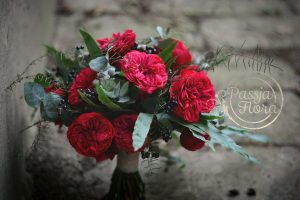 bukiet ślubny z czerwonej róży angielskiej
