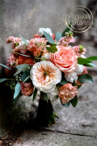bukiet ślubny z morelową różą angielską
