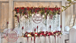 dekoracja sali bordowe kwiaty