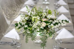 dekoracja sali weselnej białe kwiaty
