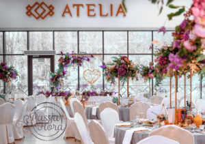 dekoracja sali weselnej fioletowe kwiaty i szare obrusy