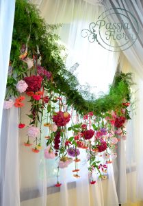 kwiatowa girlanda na sali weselnej