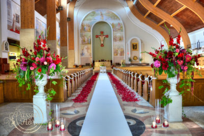 bordowy ślub dekoracja kościoła