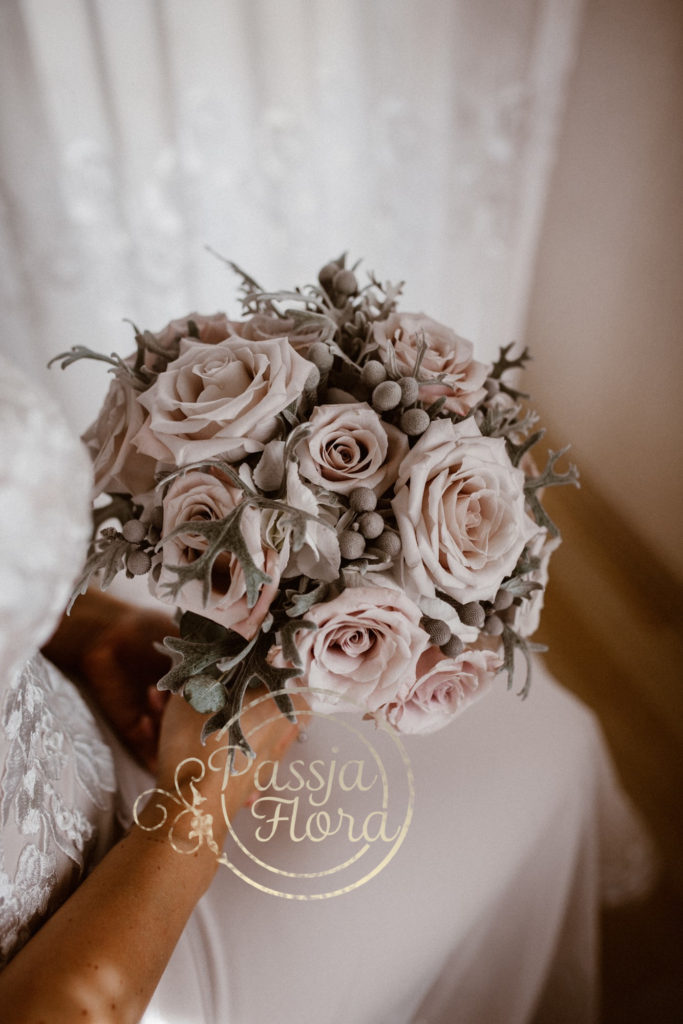 bukiet ślubny z beżowych róż