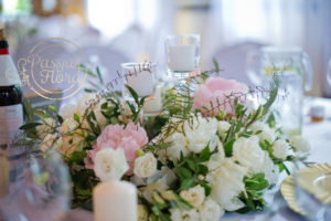 kwiatowa dekoracja stołu gości