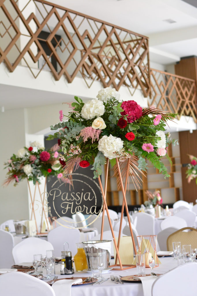 dekoracja sali weselnej na stojakach geometrycznych