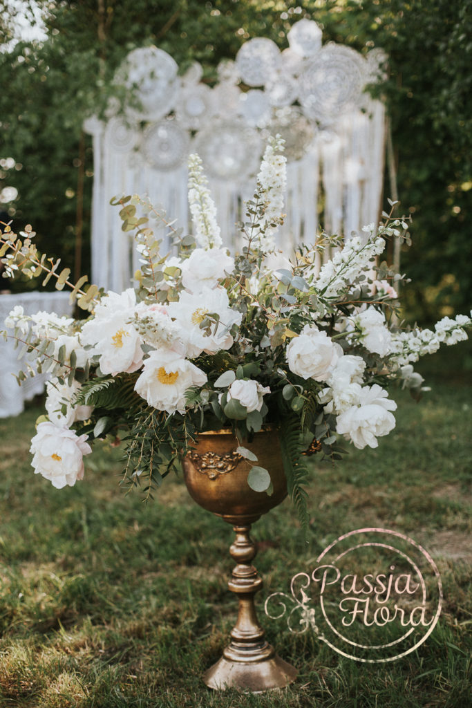 Kwiaty na ślubie plenerowym