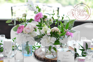 kwiatowa dekoracja stołów gości