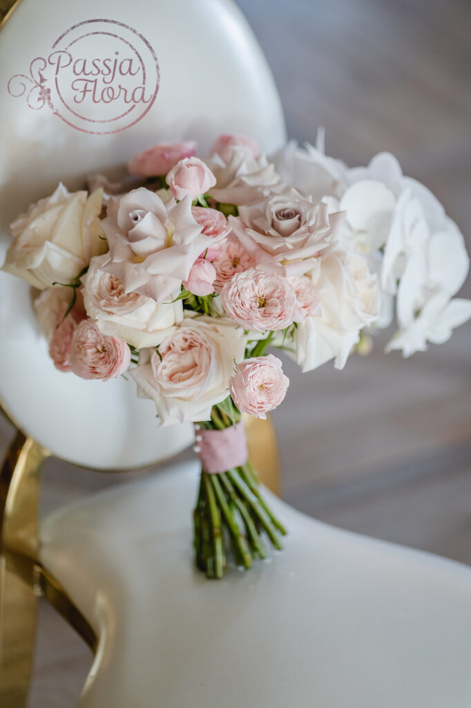 Bukiet ślubny z różami angielskimi i storczykiem