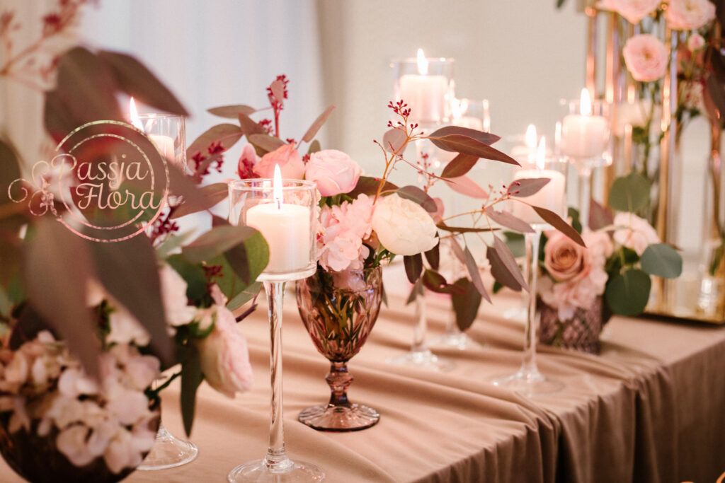 Dekoracja stołu młodej pary kwiaty i świece